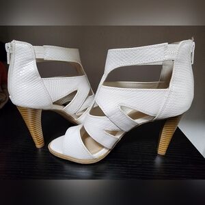 Vera Wang 7.5 white women's heel.